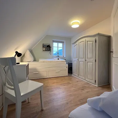 Haus Strandherz Hausteil Backbord Semesterbostad Utersum